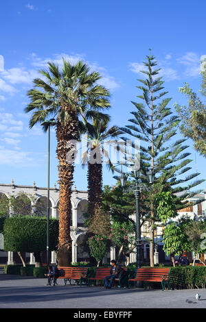 Plaza de Armas (Hauptplatz) in den frühen Morgenstunden in Areqiupa, Peru Stockfoto