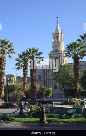 Plaza de Armas (Hauptplatz) und die Basilika Kathedrale in Arequipa, Peru Stockfoto