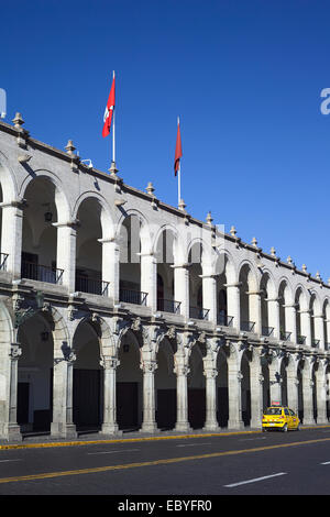 Den Torbogen des Rathauses in das Portal De La Municipalidad an der Plaza de Armas in Arequipa, Peru Stockfoto