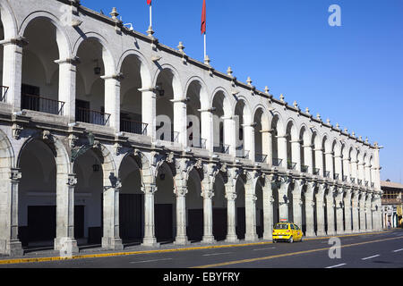 Den Torbogen des Rathauses in das Portal De La Municipalidad an der Plaza de Armas in Arequipa, Peru Stockfoto
