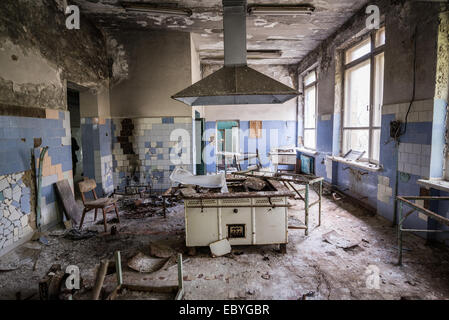 Küche im Krankenhaus in Pripyat verlassene Stadt, Sperrzone von Tschernobyl, Ukraine Stockfoto