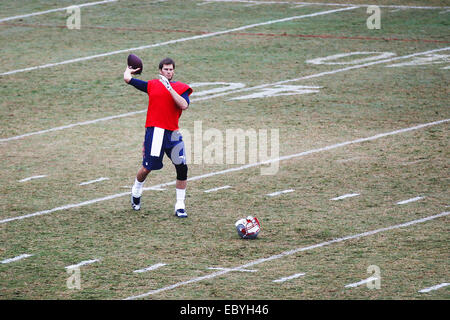 San Diego, Kalifornien, USA. 3. Dezember 2014. Dez. 3, 2014 San Diego  California USA  |. New England Patriots Tom Brady wirft einen Pass während des Trainings auf US-Dollar. |  Mandatory Bildnachweis: Foto von K.C. Alfred/UT San Diego/Copyright 2014 © KC Alfred/ZUMA Draht/Alamy Live-Nachrichten Stockfoto