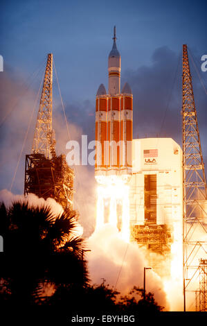 Orion Raumsonde montiert eine United Launch Allianz Delta IV Heavy Rakete am Space Launch Complex 37 5. Dezember 2014 in Cape Canaveral, Florida hebt ab. Das unbemannte Raumschiff Orion wird zweimal, erreichen eine Höhe von ca. 3.600 Meilen über der Erde vor der Landung im Pazifik Erdumlaufbahn. Stockfoto