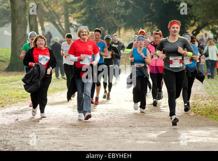 Läufer, die Teilnahme an der Cardiff 5k und 10 k Morun, Cardiff 2014 Teil Movember Mens Health Fundraising-Veranstaltungen Stockfoto