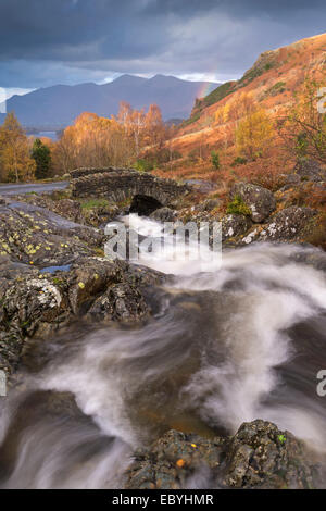 Tumbling Bergbach bei Ashness Brücke im Lake District, Cumbria, England. Herbst (November) 2014. Stockfoto