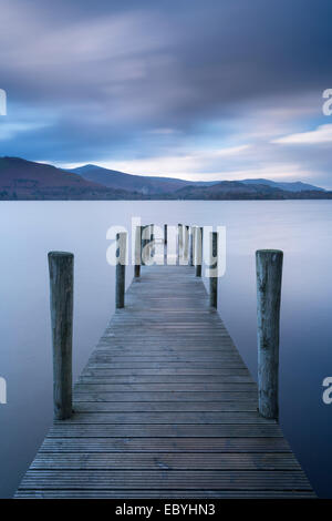 Holzsteg am Derwent Water in der Seenplatte, Cumbria, England. Herbst (November) 2014. Stockfoto