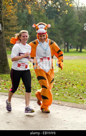 Läufer, die Teilnahme an der Cardiff 10k Morun, Cardiff 2014 Teil des Movember Mens Health Fundraising-Veranstaltungen Stockfoto