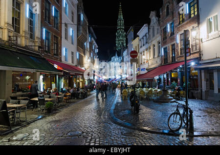 Brüssel, Belgien - 25 Oktober: Abend-Ansicht des Restaurants am 25. Oktober 2013, Brüssel, Belgien. Kaasmarkt Straße ist berühmt Stockfoto