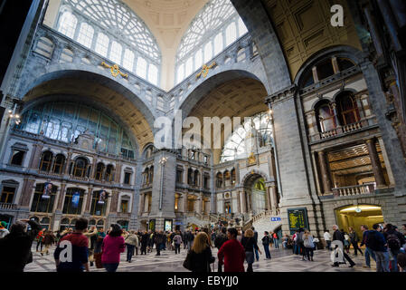 Antwerpen, Belgien - Oktober die Haupthalle der berühmten Antwerpener Bahn Bahnhof, auch bekannt als die Kathedrale unter statio Stockfoto