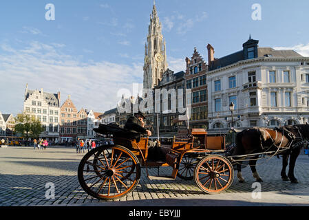 Antwerpen, Belgien - 26. Oktober: Ein traditionellen Pferdekutsche Buggy am Grote Markt erwartet Toursist zu die berühmten Sehenswürdigkeiten in tour der Stockfoto