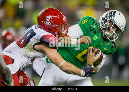 Santa Clara, Kalifornien, USA. 5. Dezember 2014. 4. Dezember 2014: Oregon Ducks Quarterback Marcus Mariota (8) wird während der NCAA Pac 12 Meisterschaft Football-Spiel zwischen dem Oregon Ducks von Arizona Wildcats Sicherheit Jared Tevis (38) angefahren und die Arizona Wildcats im Levi's-Stadion in Santa Clara, CA. Arizona verlor nach Oregon 51-13. Damon Tarver/Cal-Sport-Medien-Credit: Cal Sport Media/Alamy Live-Nachrichten Stockfoto