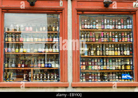 Gent, Belgien - 25 Oktober: Showcase mit vielen Flaschen am 25. Oktober 2013, belgisches Bier in Gent, Belgien. Bier in Belgien Stockfoto