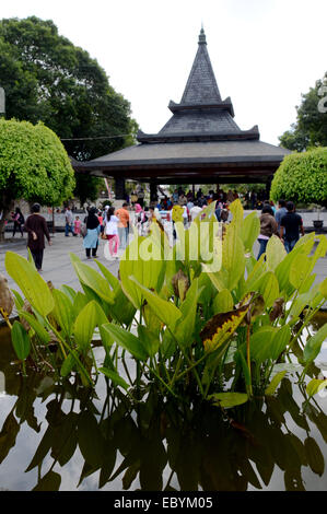 Blitar, Indonesien. 13. August 2013--Einige Besucher am Grab des ersten indonesischen Präsidenten Sukarno in Blitar, Ost-Java. Stockfoto