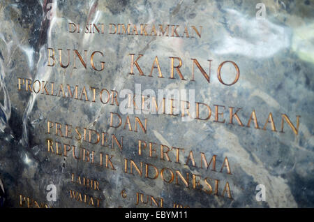 Blitar, Indonesien. 13. August 2013--Der Grabstein auf dem Grab des ersten indonesischen Präsidenten Sukarno in Blitar, Ost-Java. Stockfoto