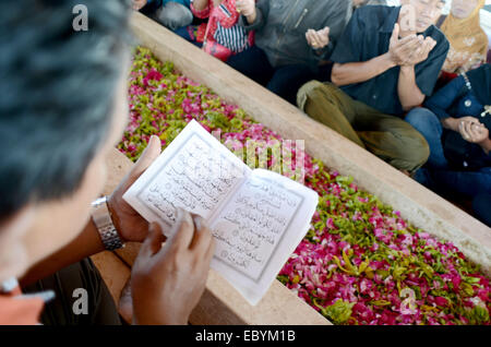 Blitar, Indonesien. 13. August 2013--Zahl der Besucher am Grab des ersten indonesischen Präsidenten Sukarno in Blitar beten Stockfoto