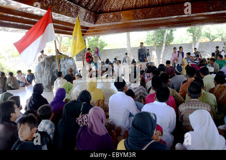 Blitar, Indonesien. 13. August 2013--Zahl der Besucher am Grab des ersten indonesischen Präsidenten Sukarno in Blitar beten Stockfoto