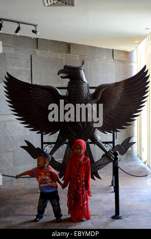 Blitar, Indonesien. 13. August 2013--Zwei Kinder in der Nähe der Statue von Garuda an der Grabanlage des ersten Präsidenten Indonesiens Stockfoto