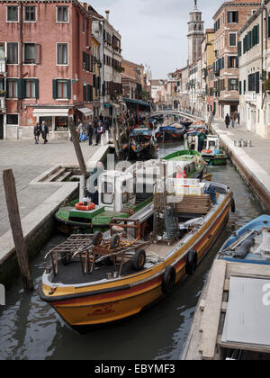 Überlastung der Boote in den Rio di San Barnaba Kanal in Venedig, Italien. Stockfoto