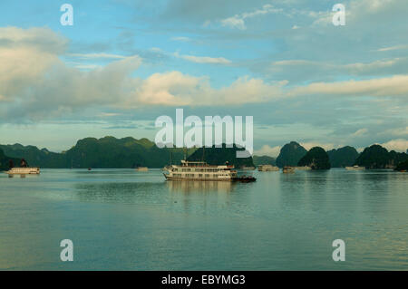 Schwimmende Hotels, Halong Bucht, Vietnam Stockfoto