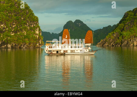 Schwimmendes Hotel, Halong Bucht, Vietnam Stockfoto