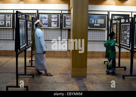 Blitar, Indonesien. 13. August 2013 - Anzahl der Besucher beobachten Fotos Sukarno am Grab des ersten indonesischen präsidieren Stockfoto