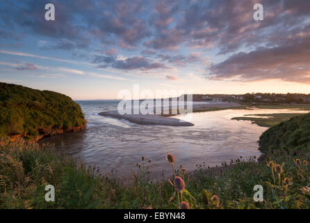 Mündung des Fluss-Otter und Kiesel spucken, Budleigh Salterton, Devon, England. (Juli) im Sommer 2014. Stockfoto