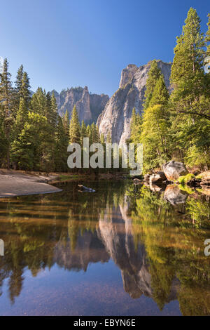 Cathedral Rocks spiegelt sich in den Merced River, Yosemite Valley, Kalifornien, England. Herbst (Oktober) 2014.