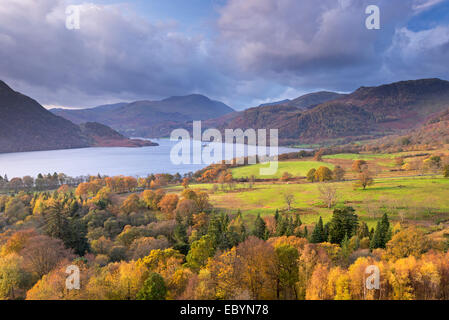 Ullswater aus Gowbarrow fiel, Lake District, Cumbria, England. Herbst (November) 2014. Stockfoto