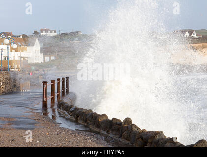 Wellen, die gegen die Kaimauer in Freshwater Bay, Isle Of Wight Stockfoto