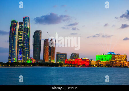 Wolkenkratzer in Abu Dhabi in der Abenddämmerung, Vereinigte Arabische Emirate Stockfoto