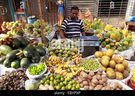 Dhaka, 05. Dezember 2014. Obst Anbieter an Chwak Bazar in der Altstadt von Dhaka, der Hauptstadt von Bangladesch. Stockfoto