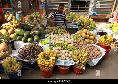 Dhaka, 05. Dezember 2014. Obst Anbieter an Chwak Bazar in der Altstadt von Dhaka, der Hauptstadt von Bangladesch. Stockfoto