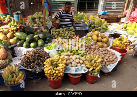 Dhaka, 05. Dezember 2014. Obst Anbieter an Chwak Bazar in der Altstadt von Dhaka, der Hauptstadt von Bangladesch. Stockfoto