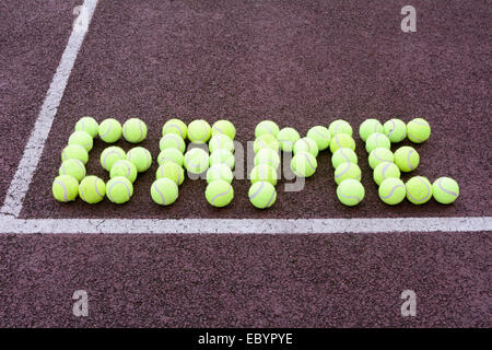 Tennisspiel von Tennisbällen auf Hartplatz Stockfoto