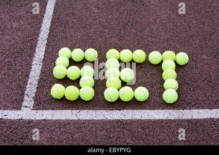 Tennis-Set von Tennisbällen auf Hartplatz aus Stockfoto