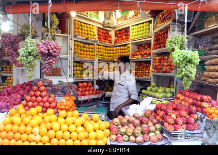 Dhaka, 05. Dezember 2014. Obst Anbieter an Chwak Bazar in der Altstadt von Dhaka, der Hauptstadt von Bangladesch. Stockfoto