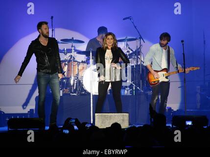 Las Vegas, NV, USA. 5. Dezember 2014. Charles Kelley, Hillary Scott, Dave Haywood, Lady Antebellum für Lady Antebellum in Konzert, Downtown Las Vegas Events Center (DLVEC), Las Vegas, NV 5. Dezember 2014 auf der Bühne. Bildnachweis: James Atoa/Everett Collection/Alamy Live-Nachrichten Stockfoto