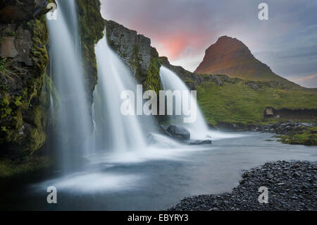 Sonnenuntergang über Kirkjufellsfoss Wasserfall in der Nähe von Grundarfjordur, Snaefellsnes Halbinsel, Island Stockfoto