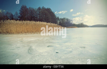 Retro verblasst und gestylt Bild von einem zugefrorenen See. Stockfoto