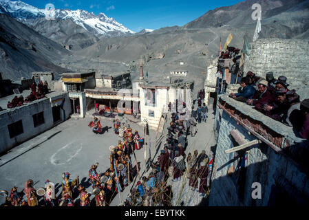 Ladakh. Gästehaus Kloster. Ein traditioneller Tanz namens Cham wird in die offene Mitte des Klosters durchgeführt. Mönche führen Stockfoto