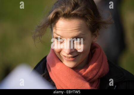 Julie Cox, Polizei PR Officer Kate Merril am Set von "the Riddle" spielt. Stockfoto