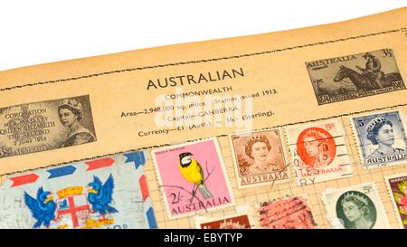 Eine alte vollständig illustrierte Briefmarken-Album mit Briefmarken aus Australien Stockfoto