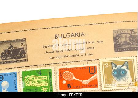 Eine alte vollständig illustrierte Briefmarken-Album mit Briefmarken von Bulgarien Stockfoto