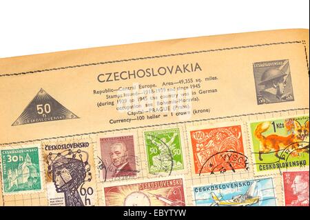 Eine alte vollständig illustrierte Briefmarken-Album mit Briefmarken aus der Tschechoslowakei Stockfoto