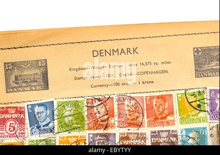 Eine alte vollständig illustrierte Briefmarken-Album mit Briefmarken aus Dänemark Stockfoto