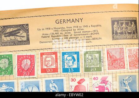 Eine alte vollständig illustrierte Briefmarken-Album mit Briefmarken aus Deutschland Stockfoto