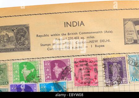 Eine alte vollständig illustrierte Briefmarken-Album mit Briefmarken aus Indien Stockfoto