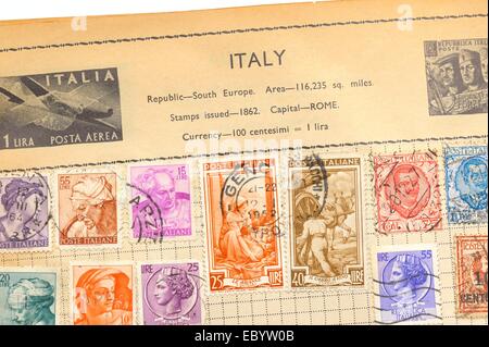 Eine alte vollständig illustrierte Briefmarken-Album mit Briefmarken aus Italien Stockfoto