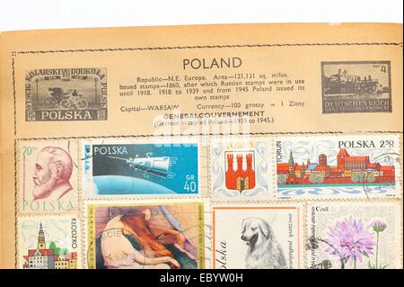 Eine alte vollständig illustrierte Briefmarken-Album mit Briefmarken aus Polen Stockfoto
