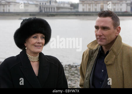 Vinnie Jones mit Vanessa Redgrave während einer Pause in der Verfilmung von "The Riddle" von Brendan Foley Stockfoto